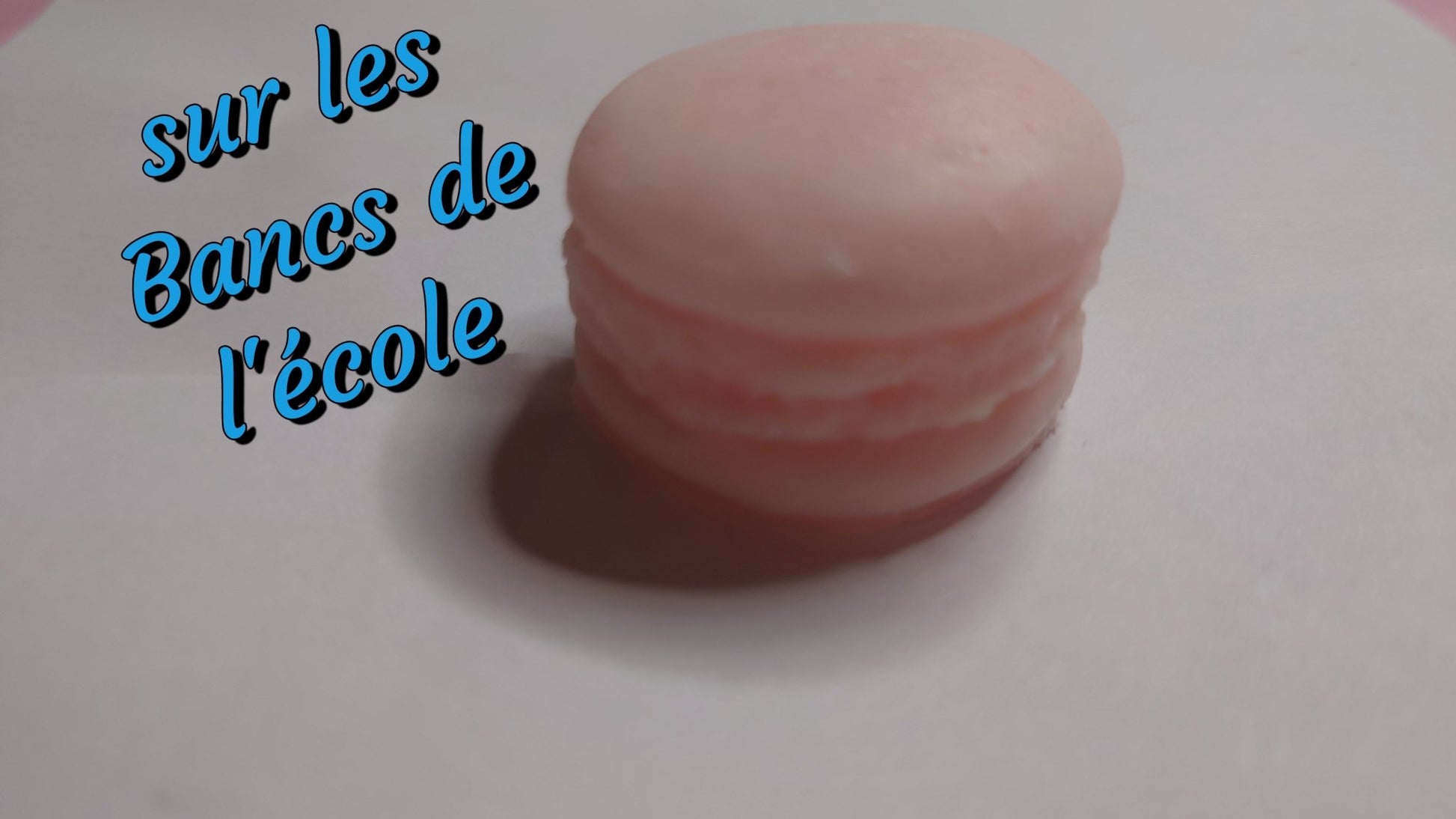 Fondant format macaron sur led bancs de l'école (amande) - Les fondants parfumés de nanou